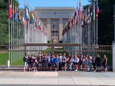 accueil de loisirs - LES ADOS DEVANT LE PALAIS DES NATIONS