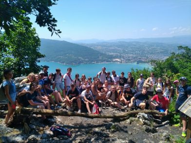 accueil de loisirs -les ados devant le Lac d'Annecy